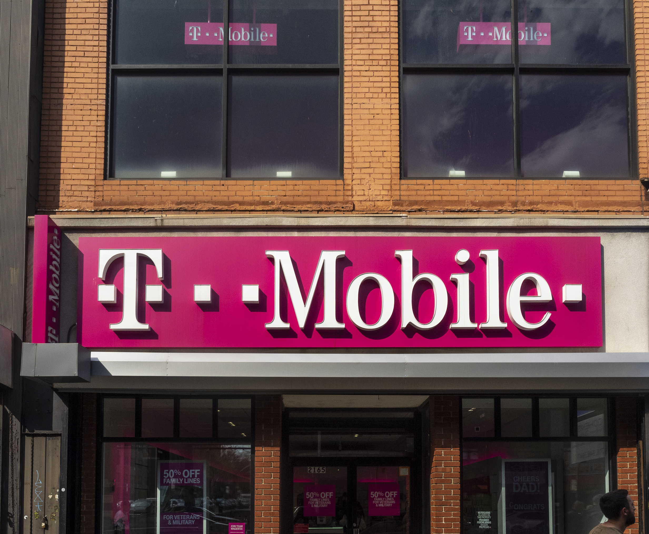T-Mobile offers 50% off family lines for first responders